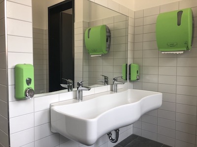 Hort Waschrinne im Jungen-WC